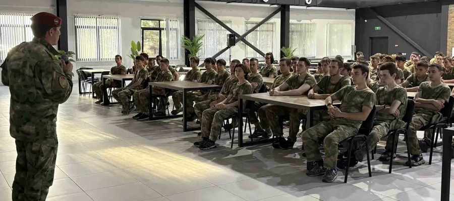 В парке «Патриот» военнослужащие отряда спецназа Росгвардии им. Шаймуратова провели урок мужества для старшеклассников   
