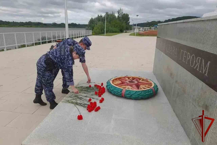 В Башкортостане росгвардейцы зажгли «Свечу памяти»