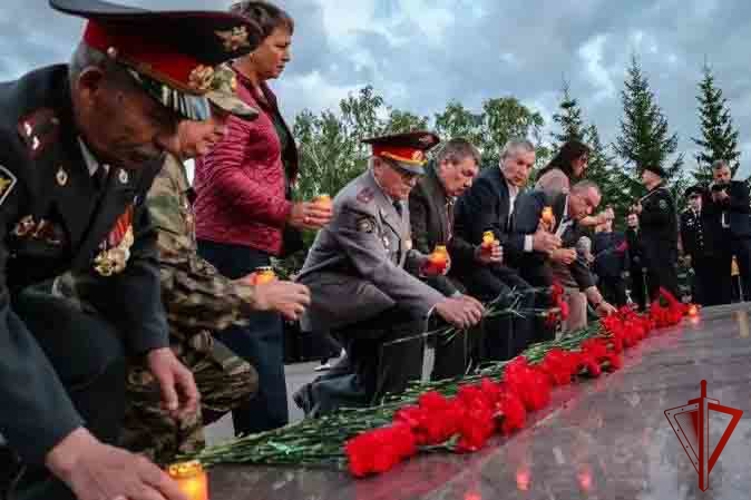В Башкортостане росгвардейцы зажгли «Свечу памяти»