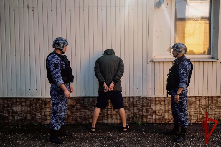 В Салавате сотрудники Росгвардии задержали мужчину, угрожавшего ножом продавцу магазина