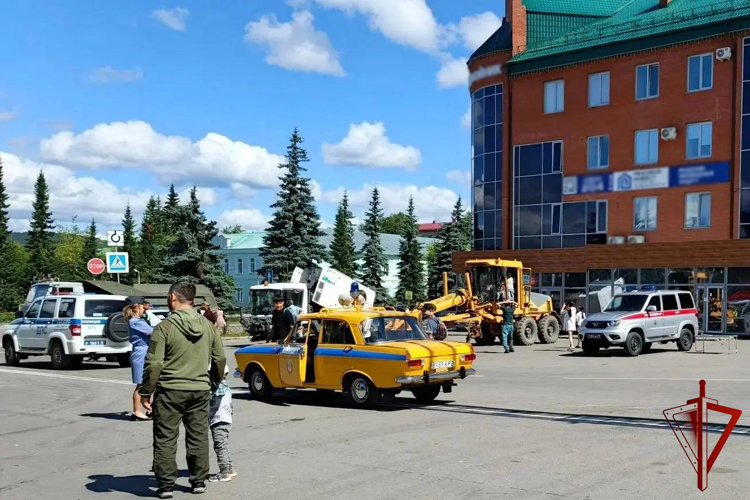 Белорецк отметил День города: Росгвардия представила современную и раритетную спецтехнику