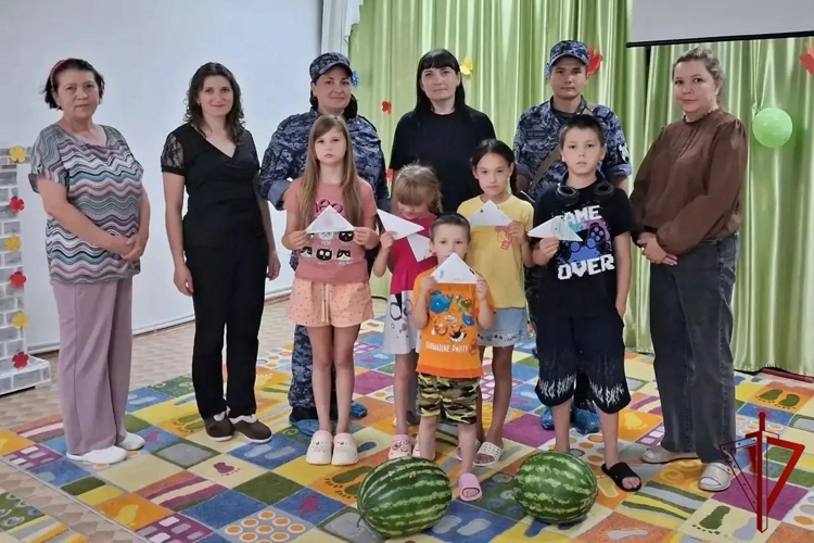 Забота и тепло — защитникам: росгвардейцы и воспитанники дюртюлинского приюта объединились в акции «Письмо герою»