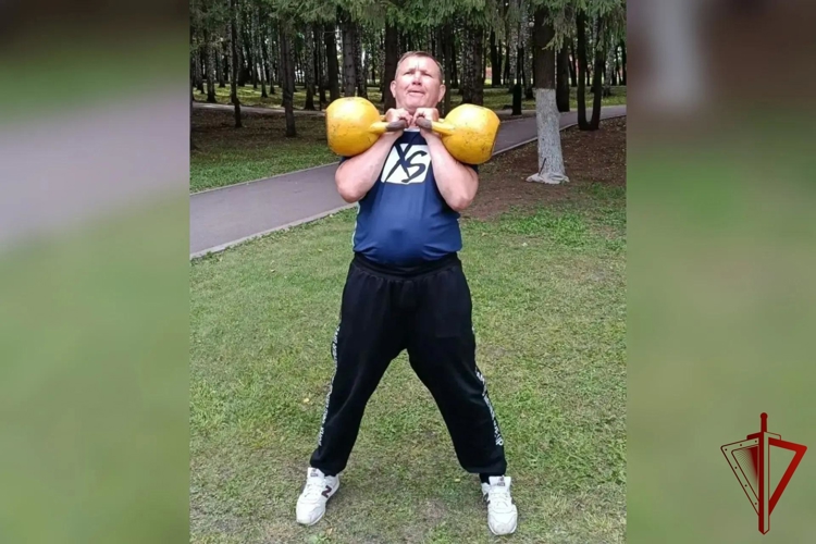 Ветеран СОБР Росгвардии Евгений Левин одержал победу на турнире по гиревому спорту