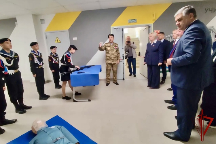 Ветеран Росгвардии Флюр Гарипов провёл уроки мужества в двух уфимских школах