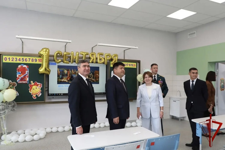 Офицер Росгвардии поздравил школьников Уфы с Днем знаний в новой школе микрорайона Кузнецовский Затон