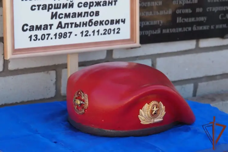 Краповый берет установлен на могиле военнослужащего спецназа Росгвардии в Оренбургской области