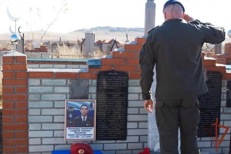Краповый берет установлен на могиле военнослужащего спецназа Росгвардии в Оренбургской области