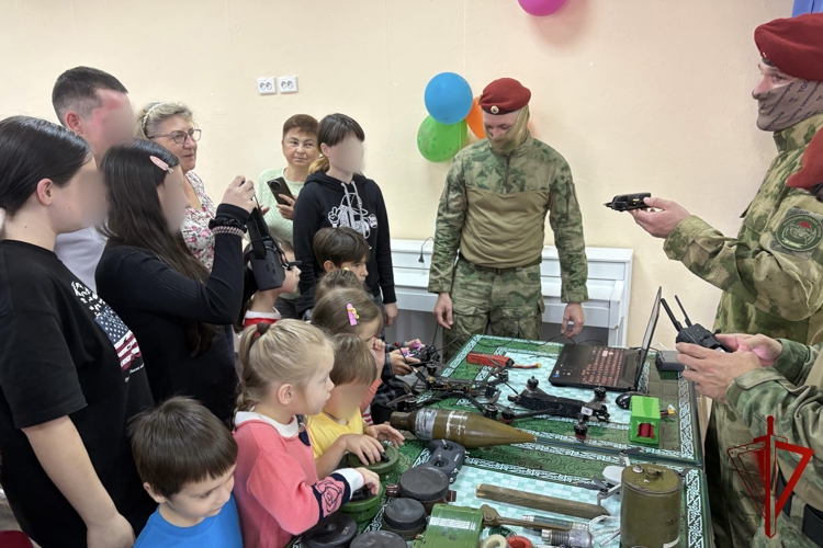 Военнослужащие отряда спецназа Росгвардии имени М.М. Шаймуратова провели урок безопасности для детей
