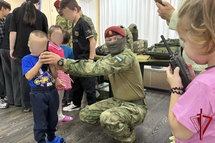 Военнослужащие отряда спецназа Росгвардии имени М.М. Шаймуратова провели урок безопасности для детей